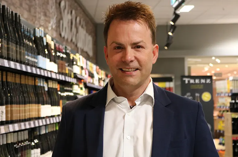 Thomas Schönefeld bei Besuch eines Kunden aus dem Lebensmitteleinzelhandel.