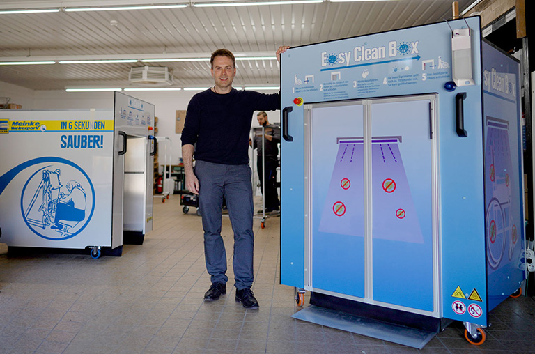 ProExakt-Geschäftsführer Thomas Schönefeld vor der innovativen Easy Clean Box.