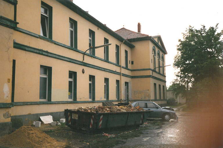 Das ProExakt-Gebäude in den 1990er Jahren vor dem großen Umbau hat Thomas Schönefeld gekauft.