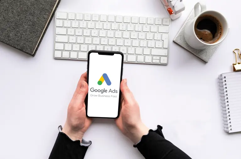 Abbildung von Google Ads auf einem Handybildschirm