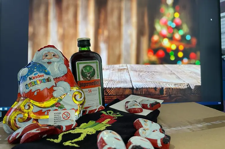 Grinch-Socken, eine Flasche Jägermeister und Schokolade fand Redakteur Sebastian Lükemann hinter Türchen Nummer 7 des ProExakt-Wichteladventskalenders