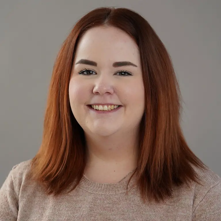 Nathalie Stöcker, die Weltenbummlerin, hat bei ProExakt im Dezember 2023 ihre Basis gefunden unterstützt das Team der Mediengestalter