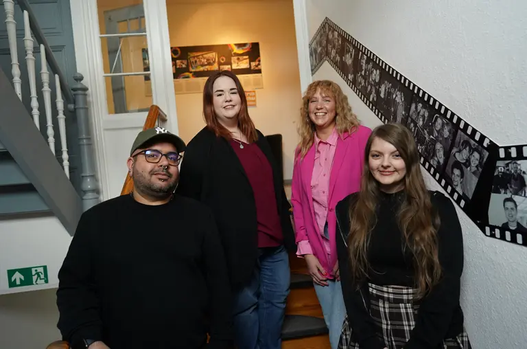 Die Neulinge im ProExakt-Mitarbeiterteam posieren im Firmengebäude für ein Gruppenfoto
