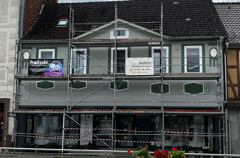 Jetzt strahlt die Fassade mit neuem Anstrich und dunkelgrünen Akzenten