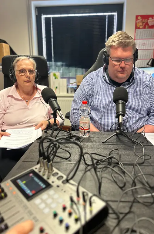 Tim-Tobias Kramp und seine Mutter Ursula bei der Aufnahme des Podcasts Runde 10, produziert von ProExakt