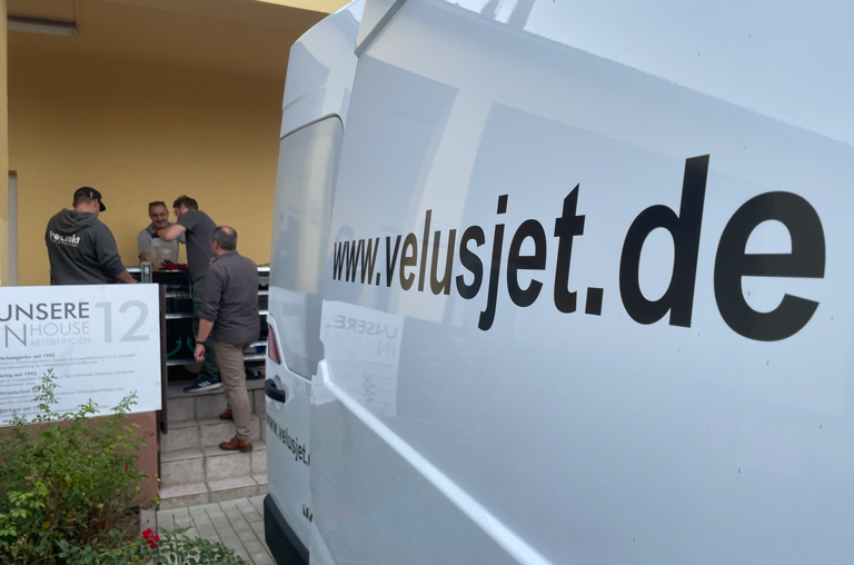 Die VelusJet Massage wird befüllt