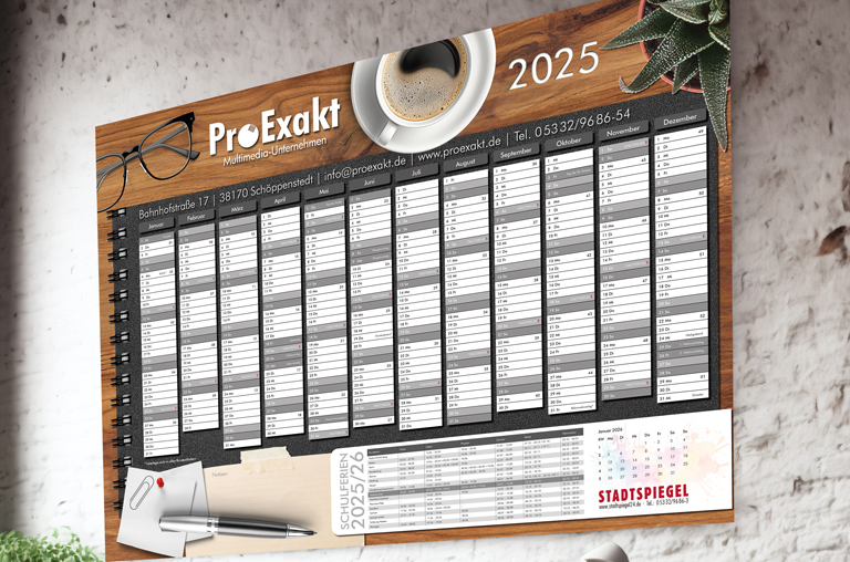 Der ProExakt-Wandkalender für 2025 ist ab sofort kostenlos im Eingangsbereich des Bahnhofsgebäudes sowie in unserer Druckerei erhältlich