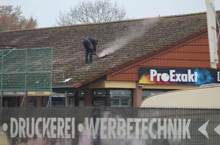 Installation der Solaranlage auf dem Dach der ProExakt-Druckerei