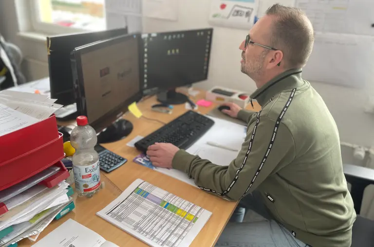 Abteilungsleiter Logistik bei der Tourenplanung im Büro