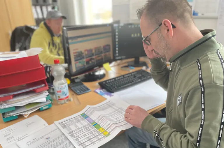 Abteilungsleiter Logistik bei der Tourenplanung im Büro