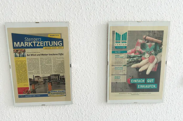 die erste Marktzeitung gerahmt an der Wand