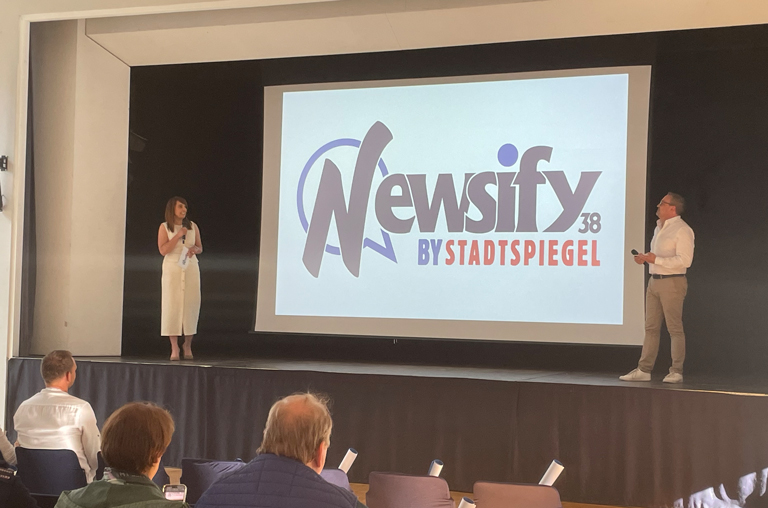 Die Projektleiter Liliana Mnich und Mirko Uhde zeigten während ihrer Präsentation die vielen Vorteile von Newsify38 auf