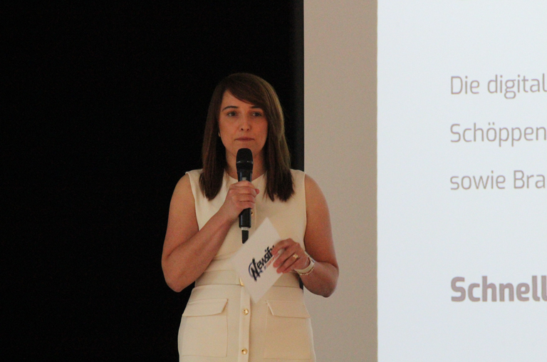 Projektleiterin Liliana Mnich bei der Präsentation der innovativen Nachrichtenplattform Newsify38