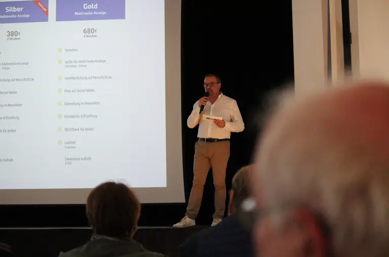 Mirko Uhde bei der Präsentation Werbemöglichkeiten für potenzielle Anzeigenkunden von Newsify38