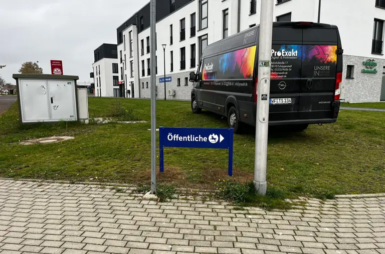 Schilder anbringen bei der Öffentlichen in Wolfsburg