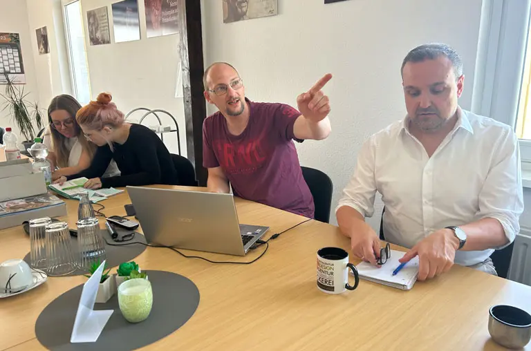 Marcel Wienholz (rotes Shirt) gibt im Bereich Webdesign bei ProExakt seit Anfang des Jahres mit den Ton an