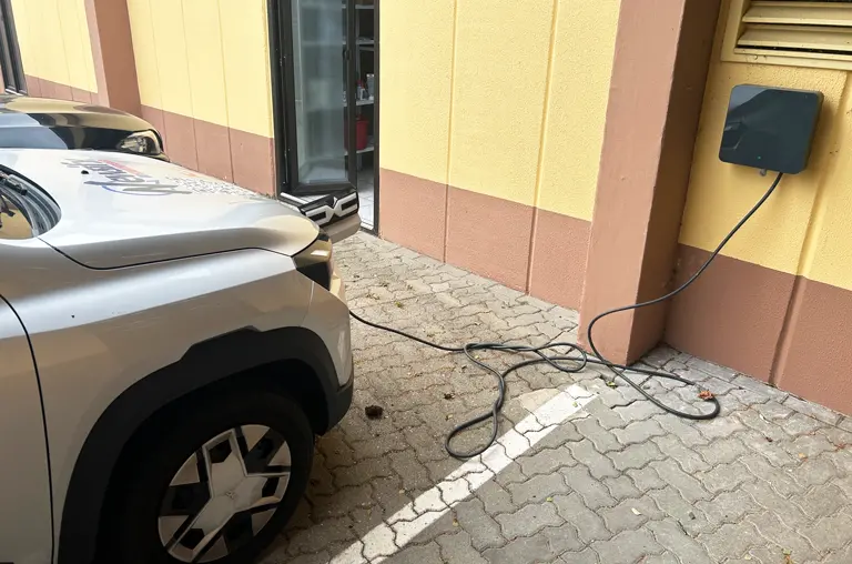 Mit der hauseigenen Wall-Box wird das E-Auto von ProExakt mit umweltfreundlichem Strom geladen