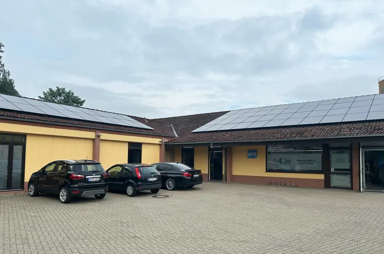 Die Solaranlage auf dem ProExakt-Druckzentrum sorgt für sauberen Strom.