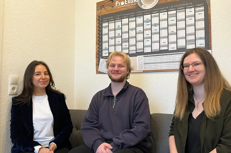 Die neuen Mitarbeiter in der Grafikabteilung von ProExakt. (v. l.) Sükriye Gümüs, Maximilian Kleinitz und Alicia Völker