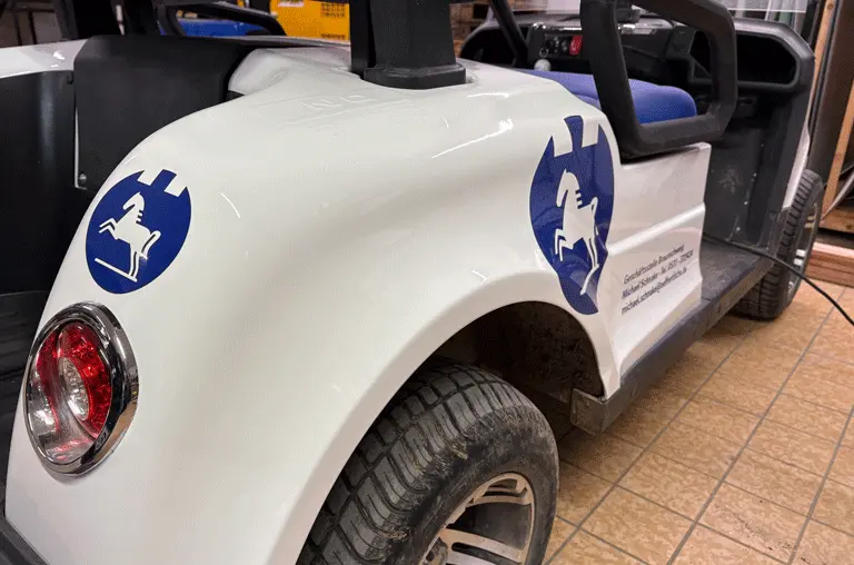 Golfcarts kennt man schlicht und funktional, doch das muss nicht so bleiben. ProExakt zeigt, wie aus den Fahrzeugen echte Hingucker werden.