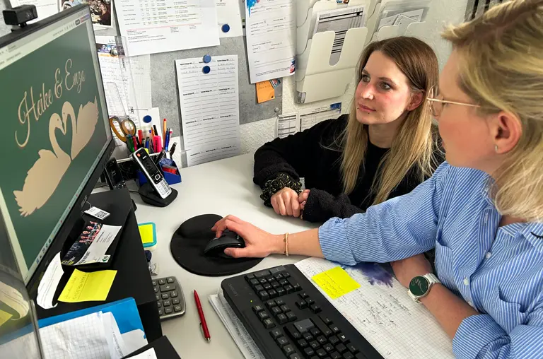Jessica Schütze im Gespräch mit Grafik-Abteilungsleiterin Nadine Spinzig