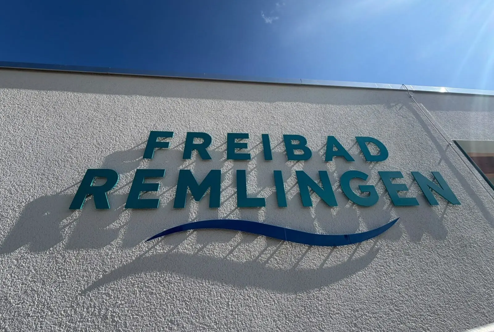Firmenschild am Geschäftsgebäude