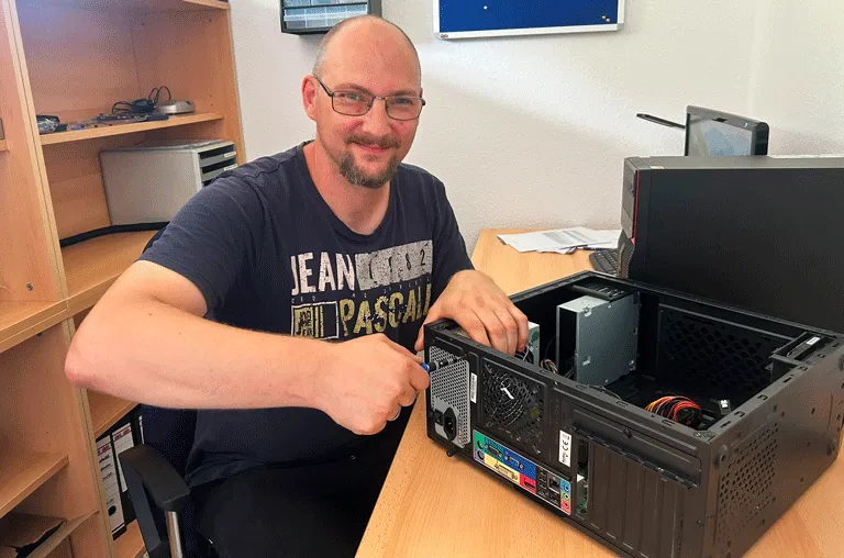 Marcel Wienholz - unser IT-Fachmann - in seiner Werkstatt bei ProExakt.