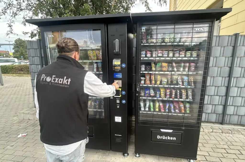 Mitarbeiter von ProExakt zeiht sich was zu Naschen vom neuen Snackautomaten