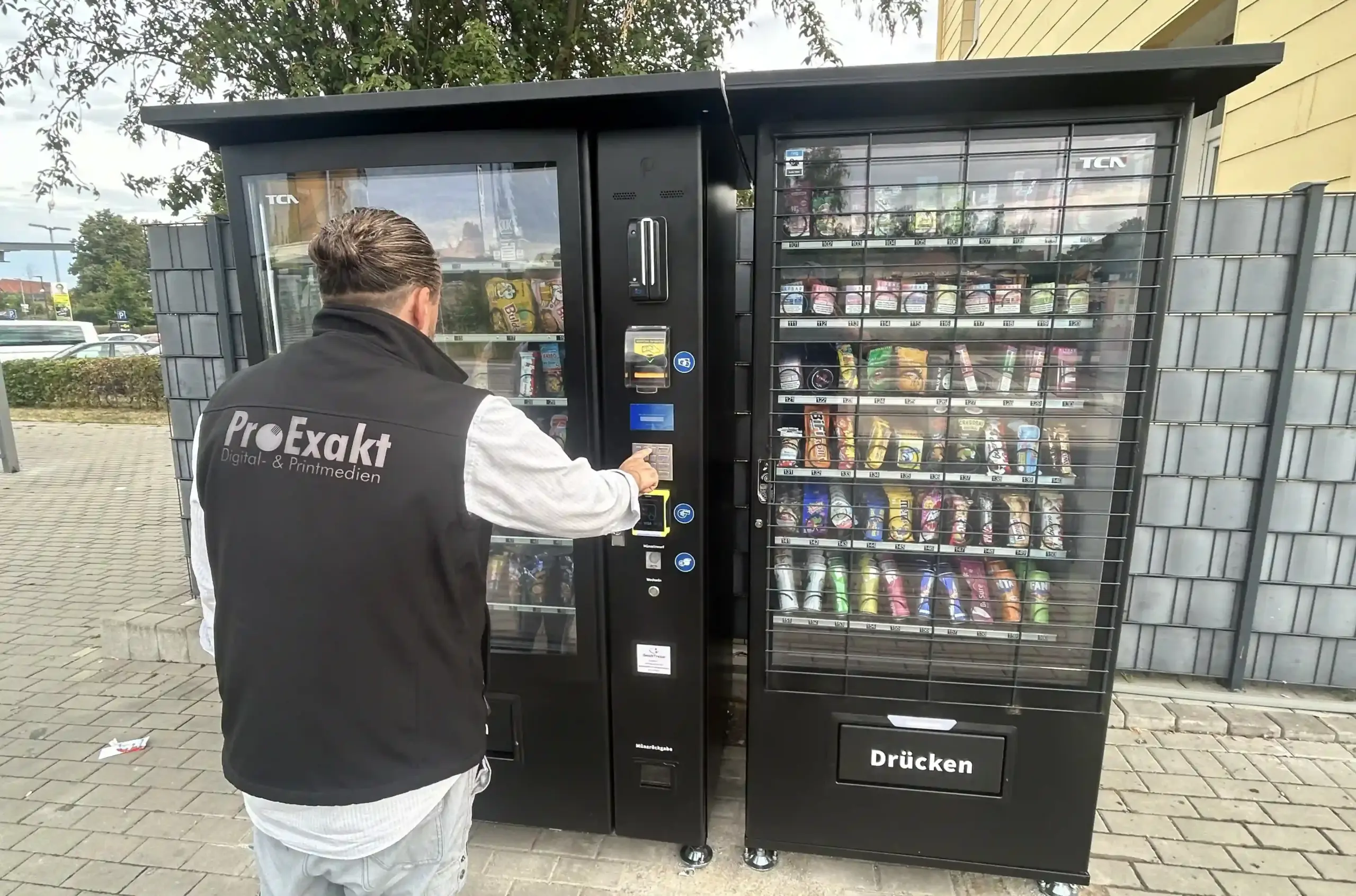 Mitarbeiter von ProExakt zeiht sich was zu Naschen vom neuen Snackautomaten
