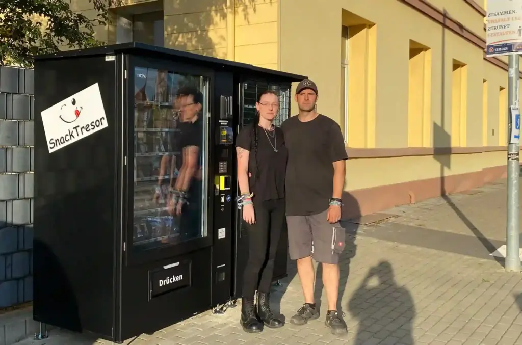 Hinter Snack-Tresor stehen Madeleine Rauer und Dennis Vahldiek aus Schöningen