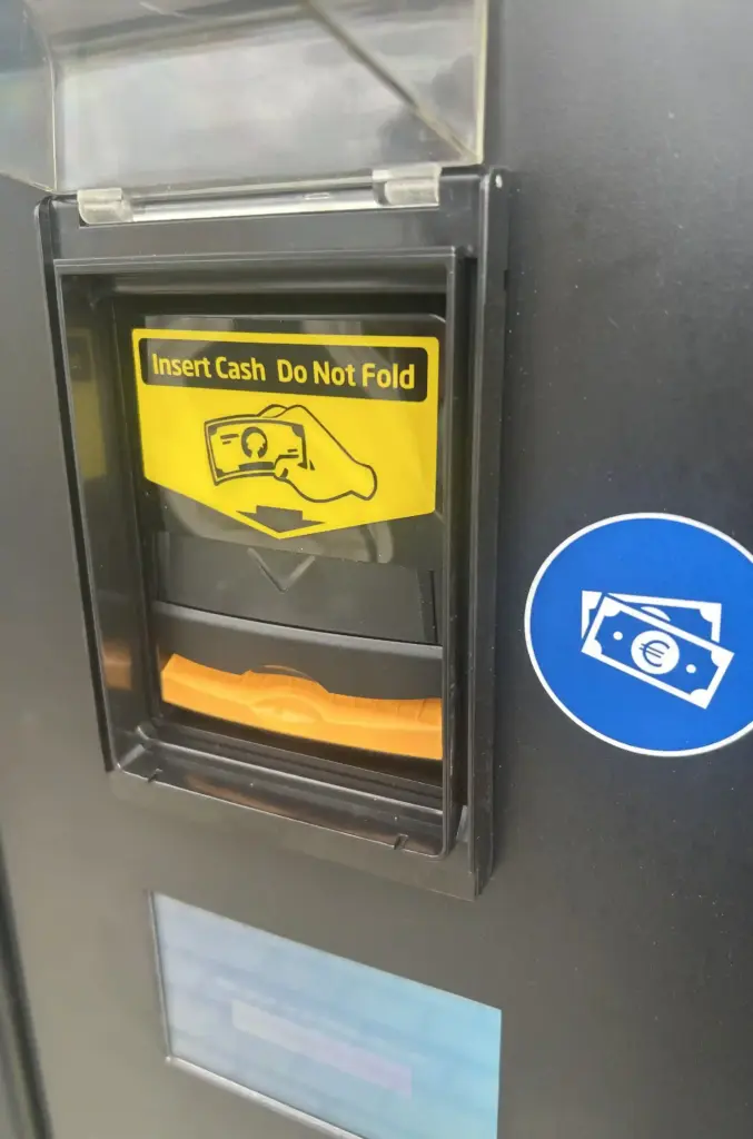 Bezahlen können Kunden natürlich mit Münzen und Geldscheinen bis 20 Euro.