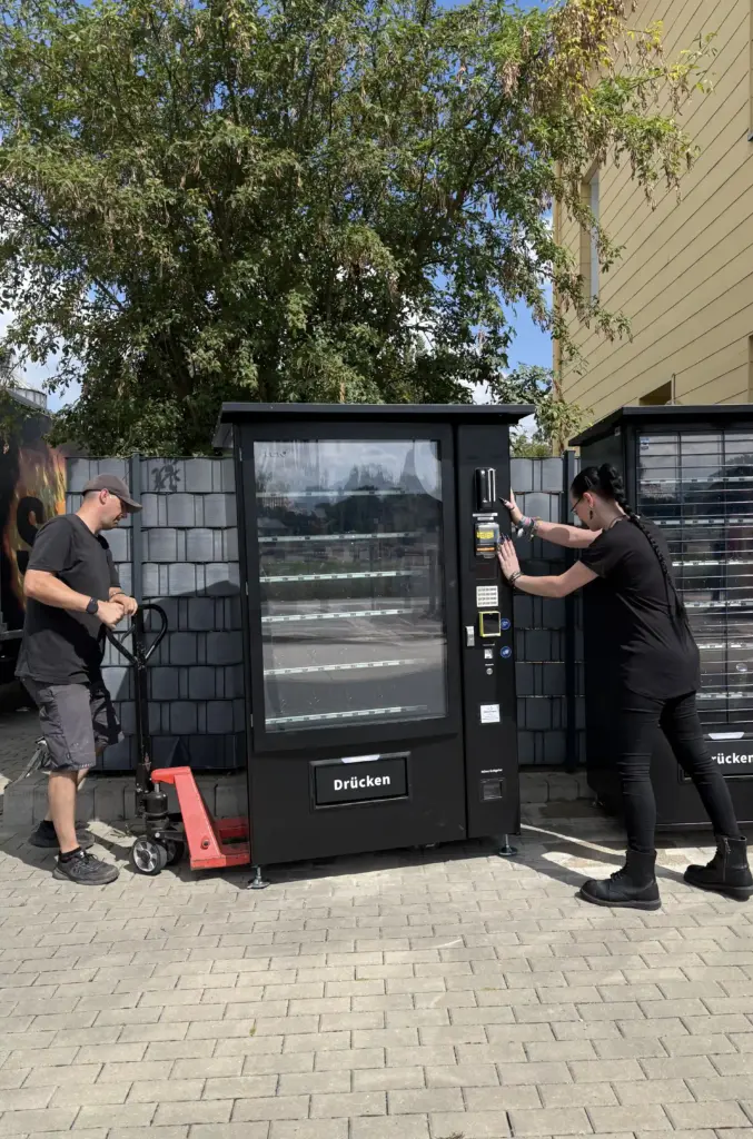 Ausbauen der neuen Snackautomaten am Schöppenstedter Bahnhof
